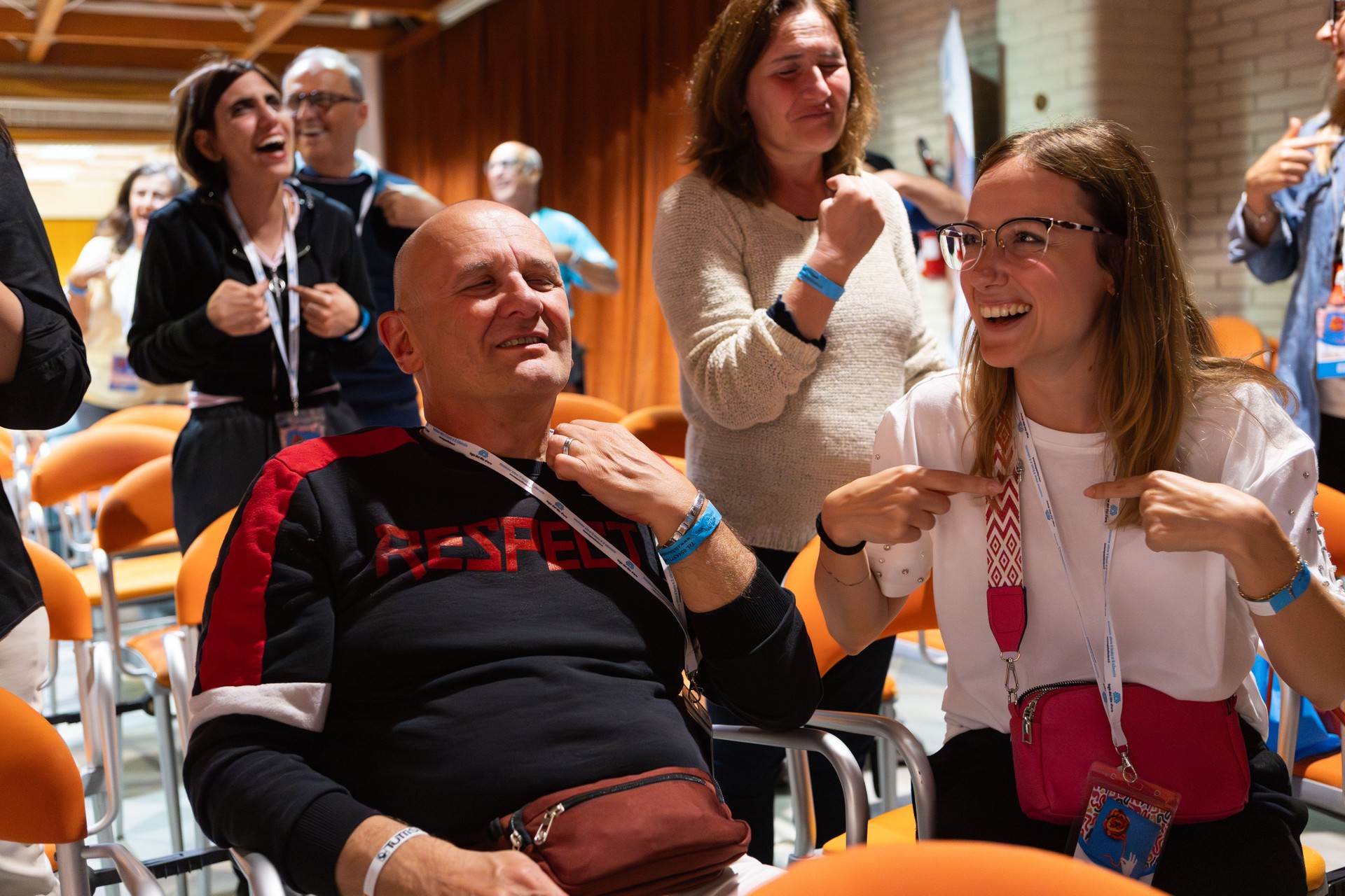 Volti sorridenti e divertiti durante la sessione serale di Yoga della Risata, alla Conferenza delle Persone Sordocieche, a Cervia