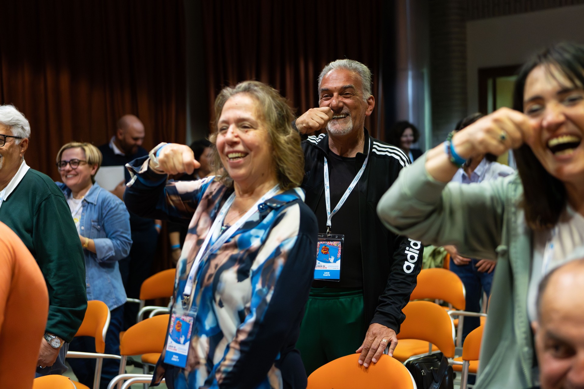 Yoga della Risata: la foto ritrae persone sorridenti mentre fingono di lavarsi i denti e nel frattempo ci ridono su allegramente. 
