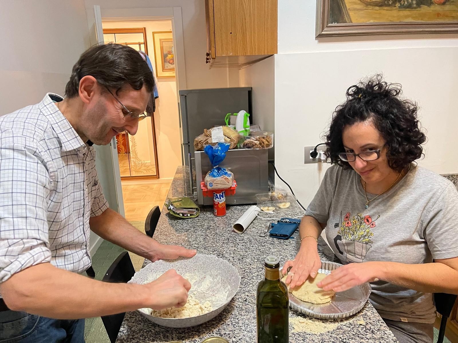 Stefania e Alex mentre preparano una pizza in casa