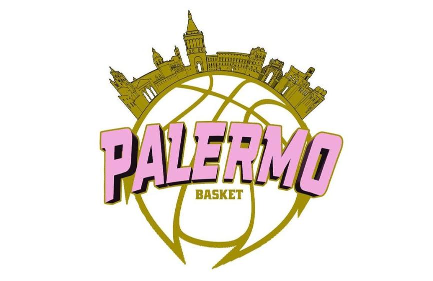 Il logo raffigura un pallone da basket stilizzato in oro, con in primo piano la scritta "PALERMO" in caratteri grandi, rosa con bordo nero, e la parola "BASKET" in piccolo, color oro. Sopra il pallone, è disegnato lo skyline dei monumenti simbolo della città di Palermo, in stile silhouette dorata: tra questi si riconoscono torri, cupole e campanili che rappresentano l’identità storica e architettonica della città.