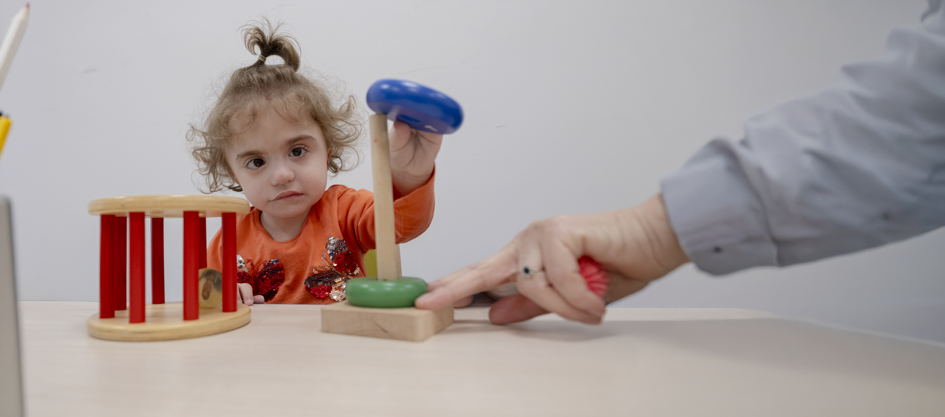 Benedetta si diverte nella stanza dei giochi, un ambiente colorato e stimolante pensato per favorire creatività e momenti di svago. 