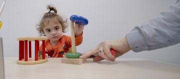 Benedetta si diverte nella stanza dei giochi, un ambiente colorato e stimolante pensato per favorire creatività e momenti di svago. 