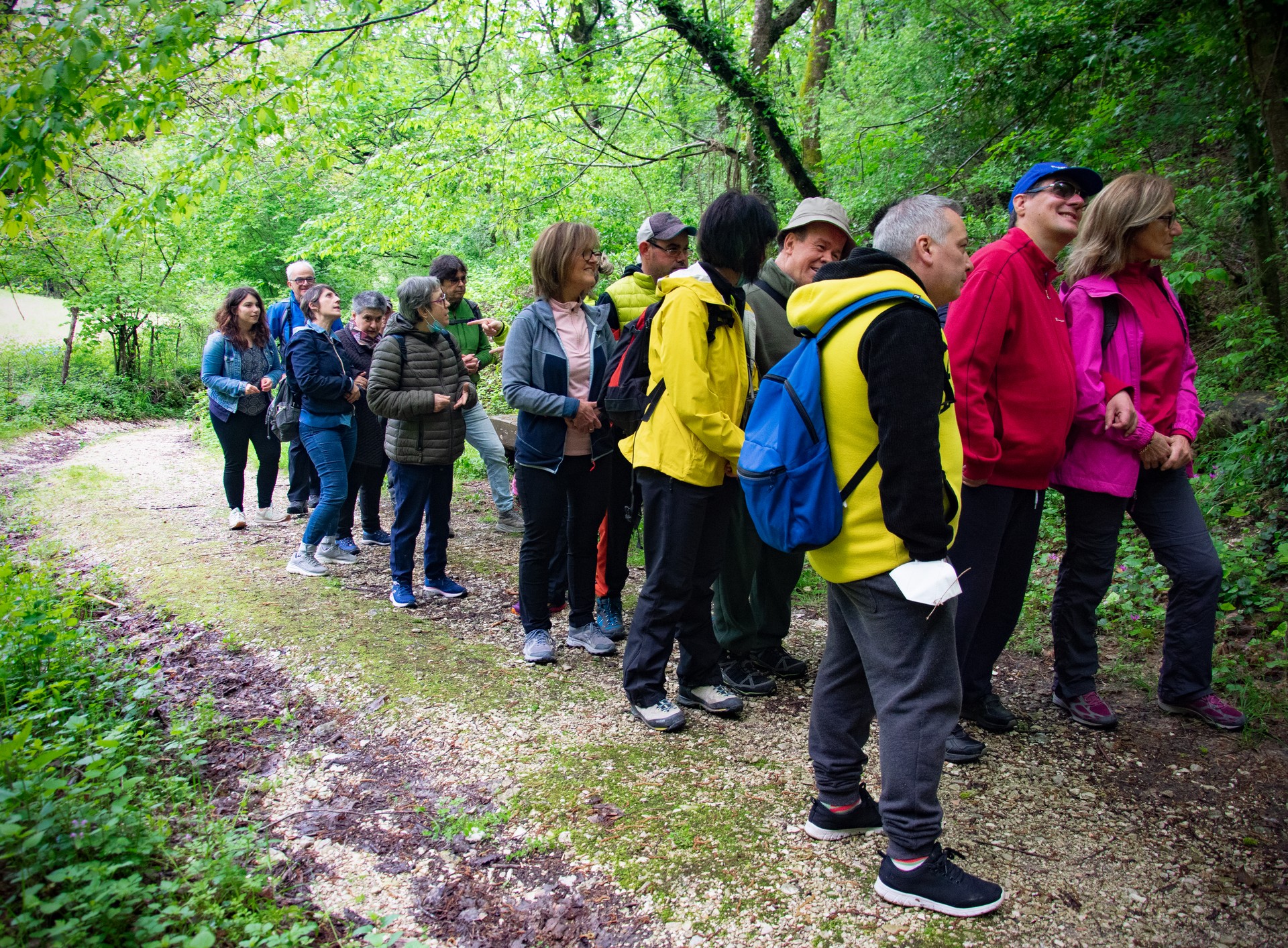 Un gruppo di persone sordocieche, operatori, volontari CAI e Lega del Fillo d'Oro nel sentiero che porta da Valleremita fino all’Eremo di Val di Sasso, nell'Appenino di Fabriano 