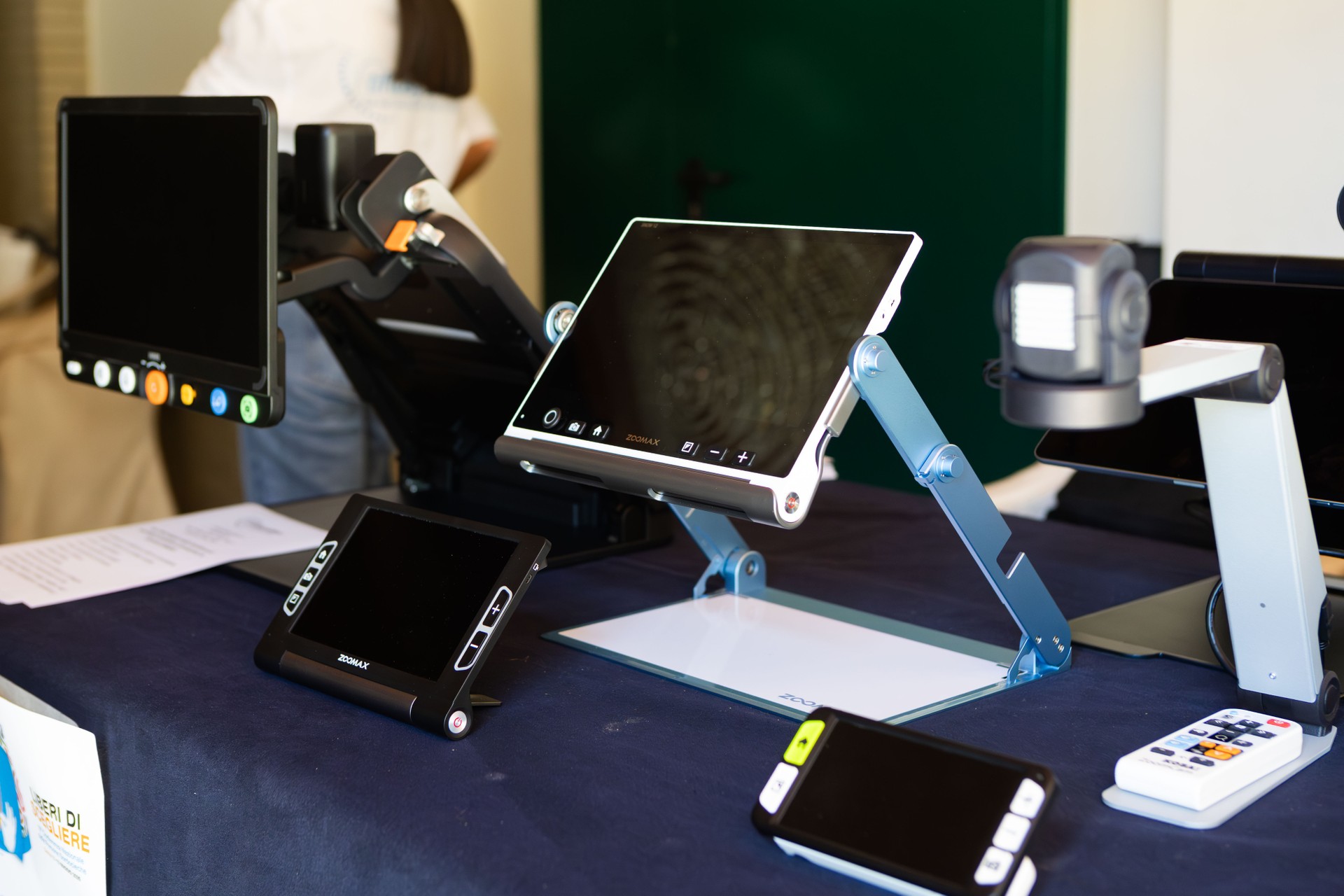 Anche le persone con sordocecità possono usare il computer, sfruttando le potenzialità offerte da applicazioni software quali il “sintetizzatore vocale” o la “barra braille”.