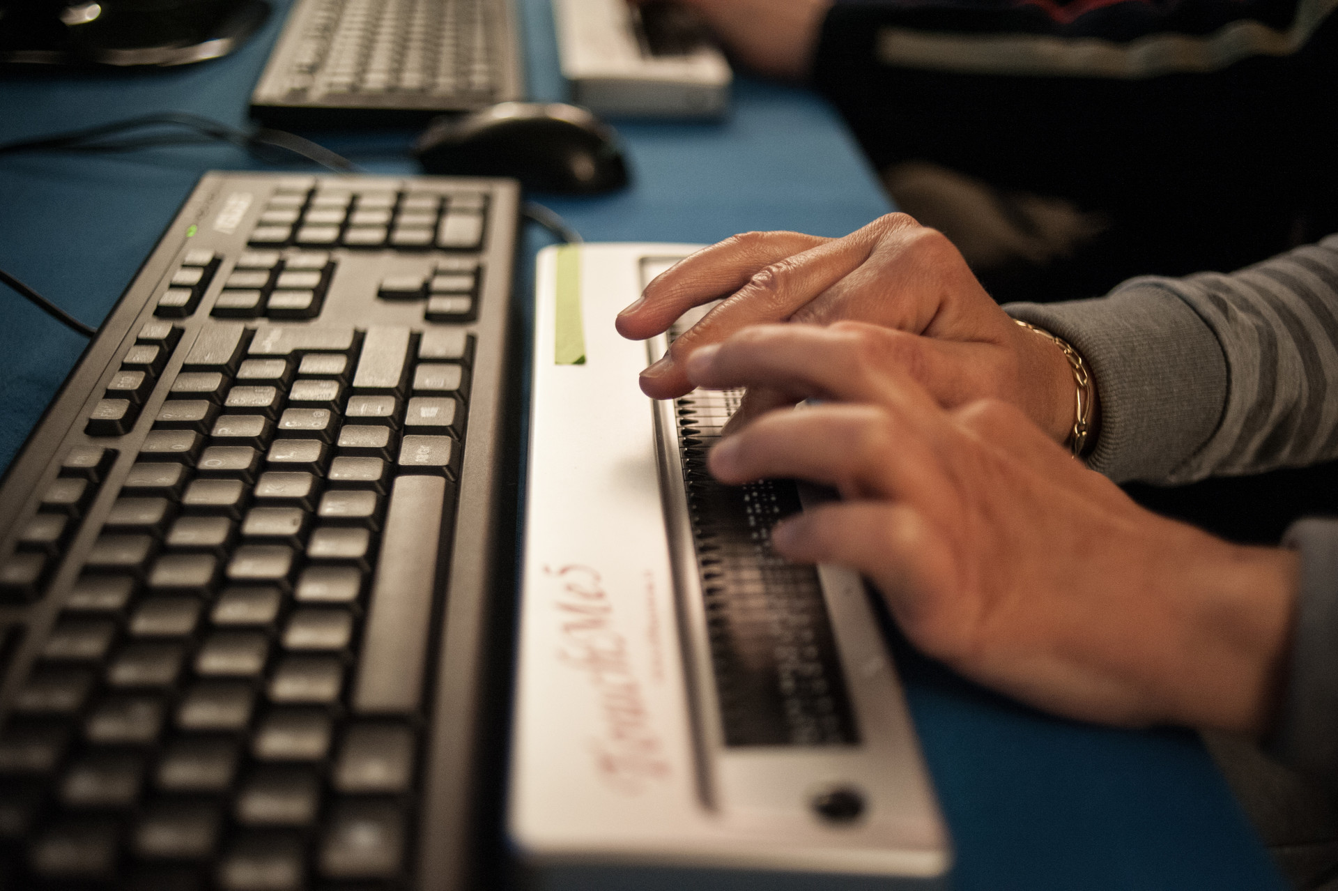 Un utente utilizza la barra braille per scrivere e leggere quello che vede da un PC computer