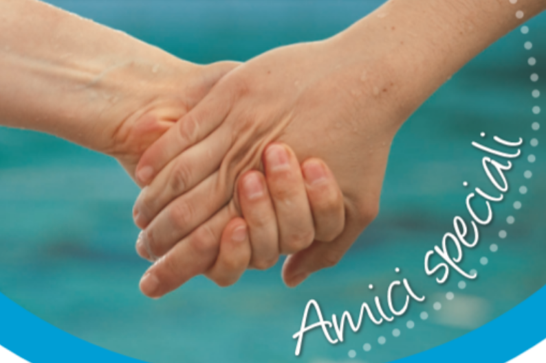 Due mani si stringono in simbolo di unione e solidarietà, sopra la scritta Amici speciali.
