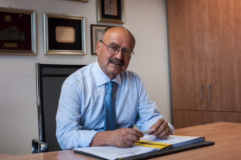 il presidente della Lega del Filo d'Oro Rosano Bartoli posa per una foto nel suo ufficio