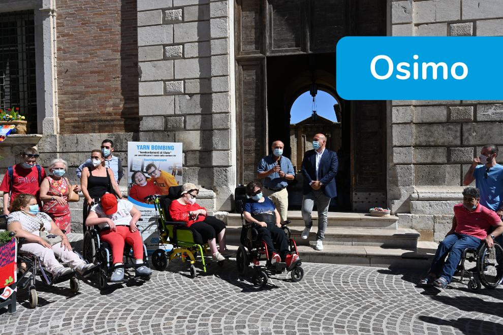 Yarn Bombing - Osimo - evento installazione manufatti - discorso Presidente Bartoli