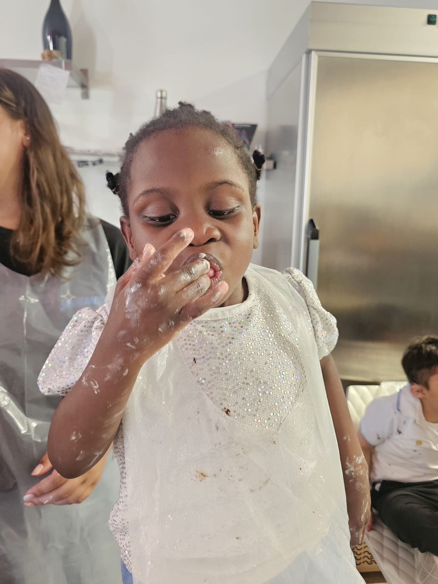 Princess è impegnata a leccarsi le dita impastate durante il laboratorio del cioccolato svolto dallo scolare di Osimo