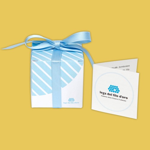 Bomboniera Pastello color Azzurra. Bomboniera cubiche in cartoncino bianco decorata con stampa azzurra a righe bianche e fiocchetto in raso in tinta. Accompagnata da bigliettino personalizzato 28