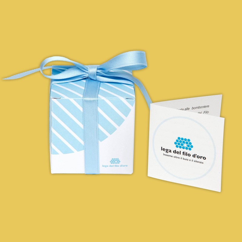 Bomboniera Pastello color Azzurra. Bomboniera cubiche in cartoncino bianco decorata con stampa azzurra a righe bianche e fiocchetto in raso in tinta. Accompagnata da bigliettino personalizzato