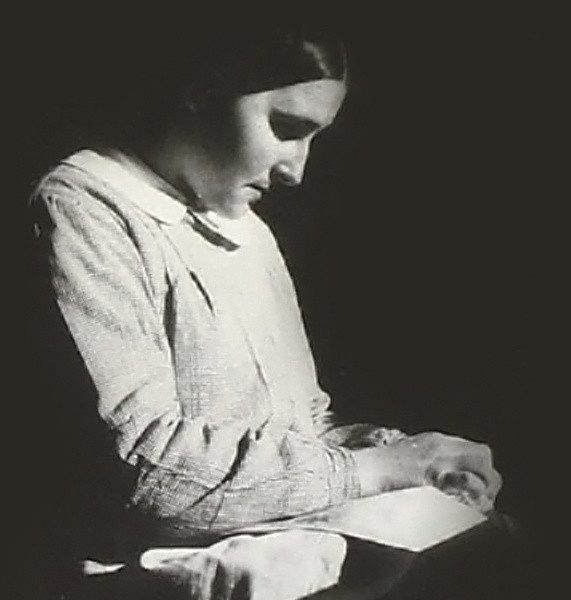 Una foto in bianco e nero di Sabina Santilli, fondadrice sordocieca della Lega del Filo d'Oro. Sabina è ritratta di profilo su uno sfondo scuro, china su un lavoro di cucito.
