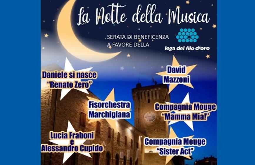locandina per "La Notte della Musica", una serata di beneficenza a favore della Lega del Filo d'Oro. Lo sfondo blu notte con una grande luna crescente e stelle scintillanti evoca un'atmosfera serale, mentre un edificio storico illuminato suggerisce la location dell'evento. Sono elencati vari artisti e compagnie musicali, tra cui "Daniele si nasce 'Renato Zero'", "Fisorchestra Marchigiana", "Lucia Fraboni e Alessandro Cupido", "David Mazzoni", "Compagnia Mouge 'Mamma Mia!'" e "Compagnia Mouge 'Sister Act'", indicando un ricco programma di intrattenimento.