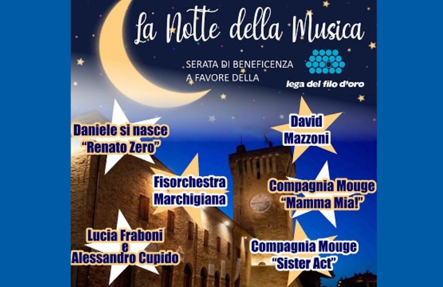 locandina per "La Notte della Musica", una serata di beneficenza a favore della Lega del Filo d'Oro. Lo sfondo blu notte con una grande luna crescente e stelle scintillanti evoca un'atmosfera serale, mentre un edificio storico illuminato suggerisce la location dell'evento. Sono elencati vari artisti e compagnie musicali, tra cui "Daniele si nasce 'Renato Zero'", "Fisorchestra Marchigiana", "Lucia Fraboni e Alessandro Cupido", "David Mazzoni", "Compagnia Mouge 'Mamma Mia!'" e "Compagnia Mouge 'Sister Act'", indicando un ricco programma di intrattenimento.