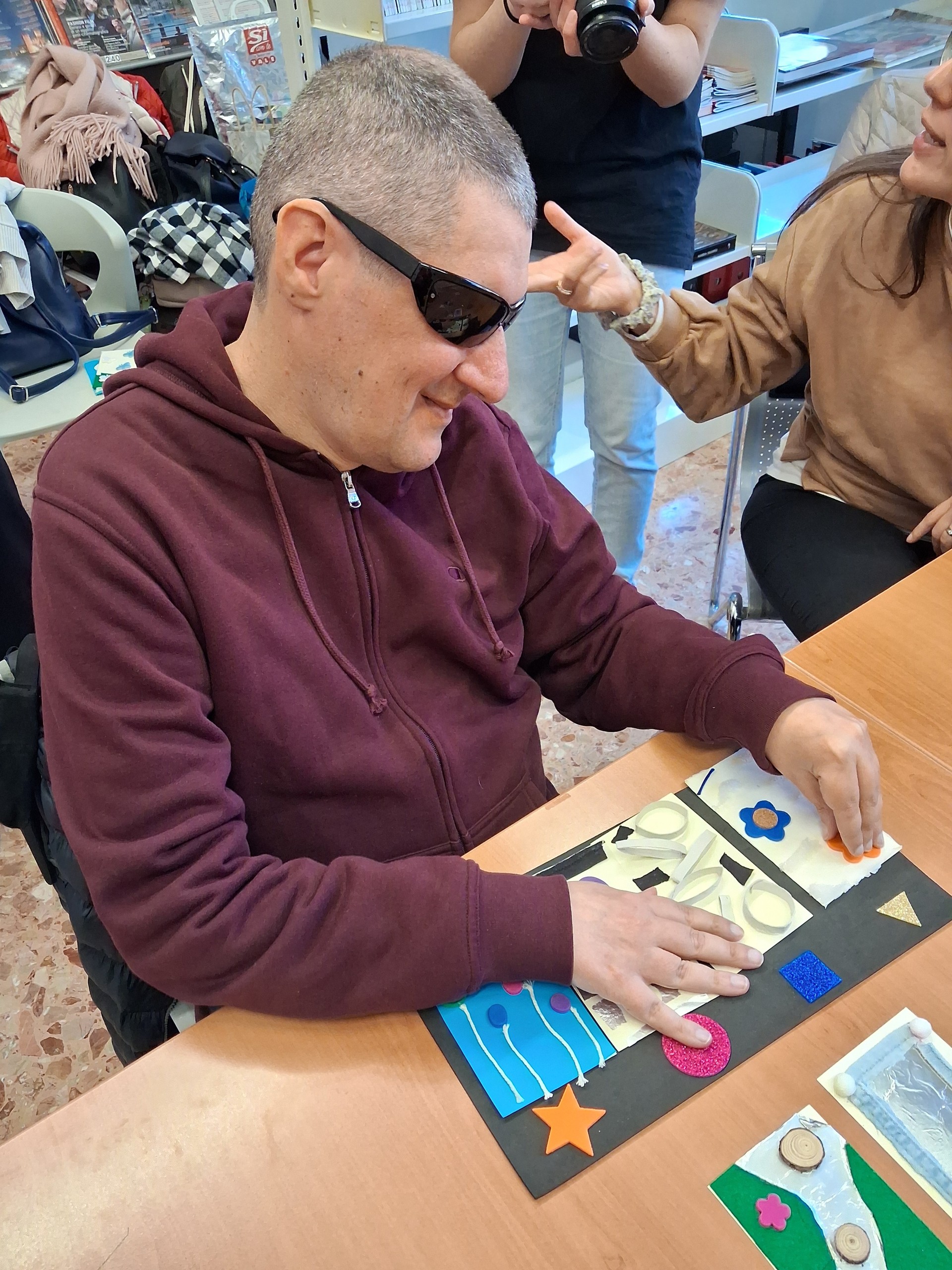 Un utente alle prese con una attività durante una Escape Room