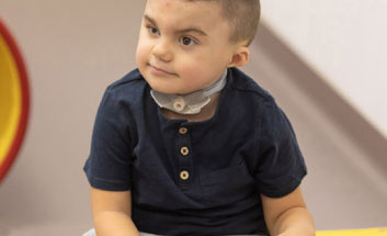 Leonardo un bambino della Lega del Filo d'Oro con la sua operatrice