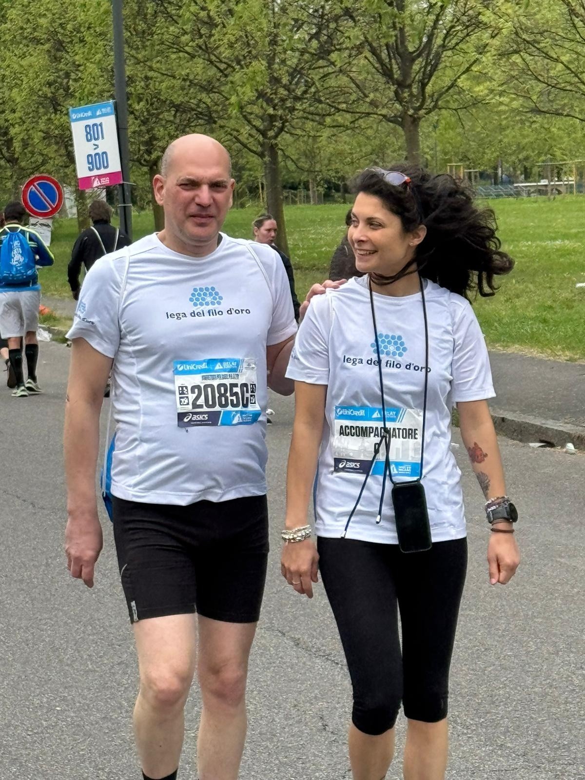 Un utente della Lega del Filo d'Oro partecipa alla Milano Marathon 2026 insieme alla sua accompagnatrice