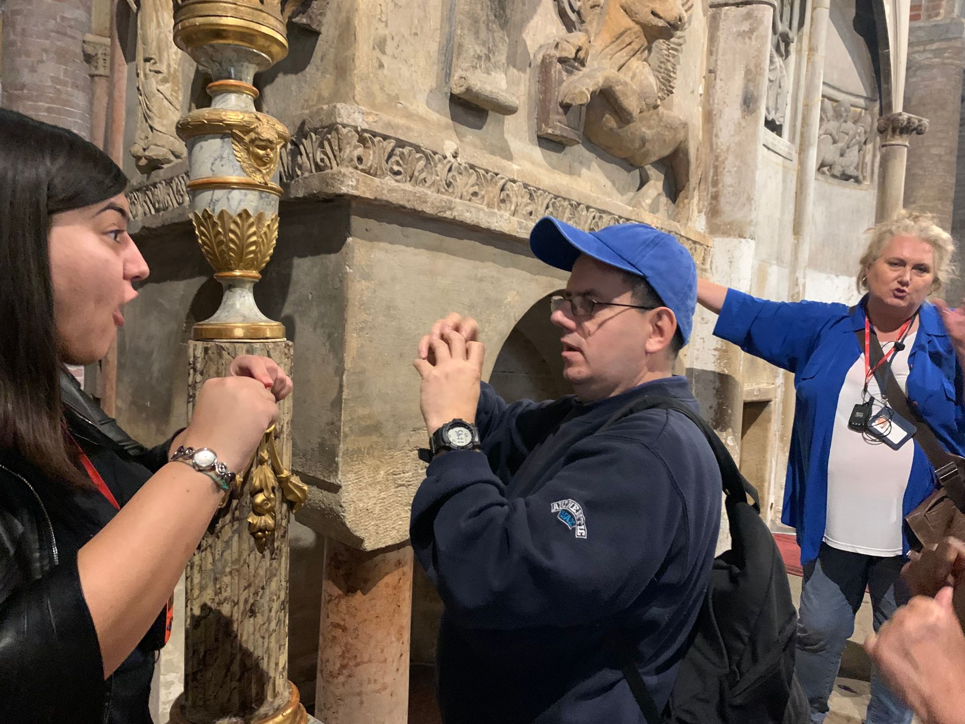 Una volontaria comunica con un utente utilizzando la Lingua dei Segni Italiana (LIS). 