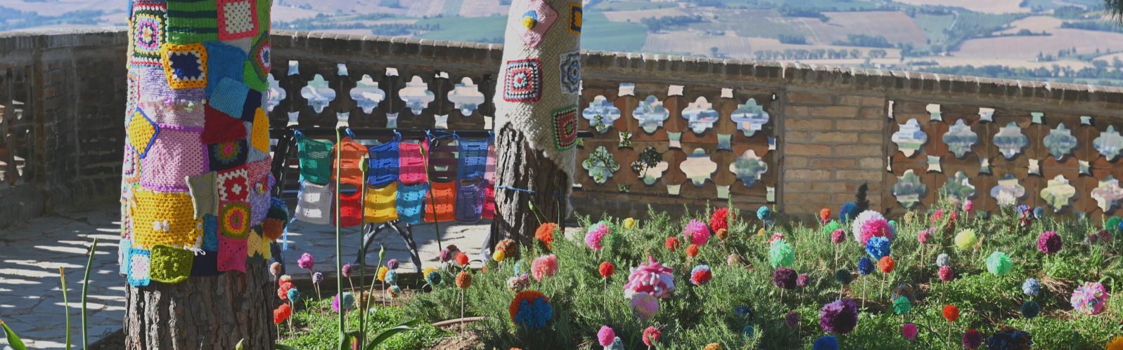 Yarn Bombing- Osimo - aiuola decorata con ponpon