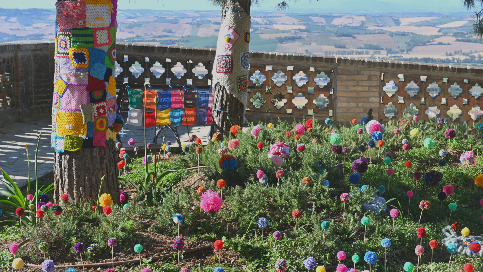 Yarn Bombing- Osimo - aiuola decorata con ponpon 