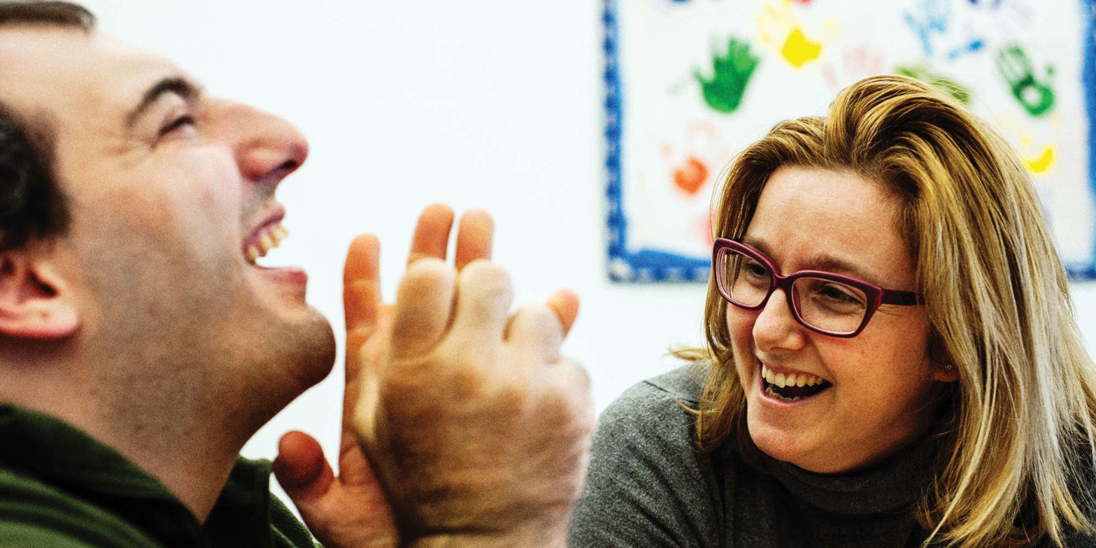 Una donna e un utente della sede territoriale di Osimo ridono.