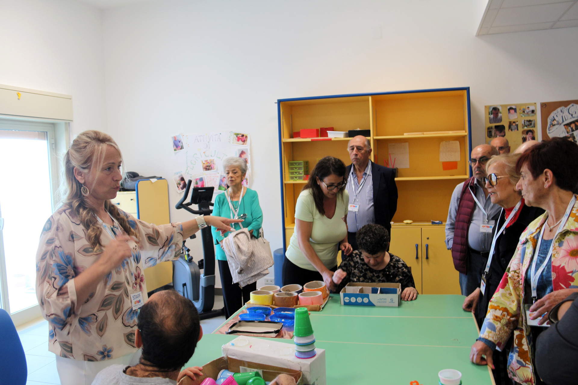 Termini Imerese - Sostenitori osservano gli ospiti al lavoro nei laboratori occupazionali