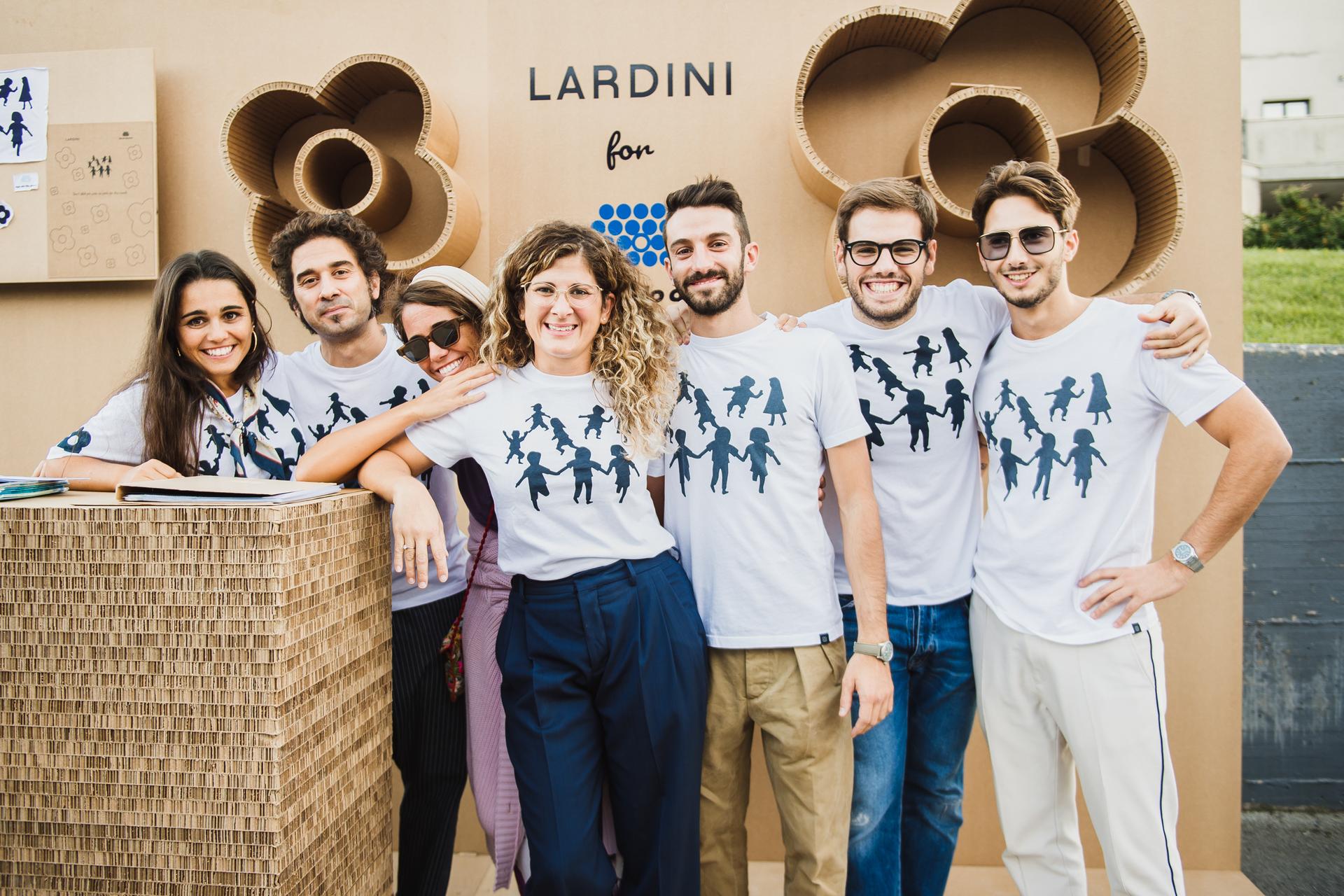 Foto di gruppo Lardini durante l'evento di presentazione delle t-shirt disegnate per la Lega del Filo d'Oro