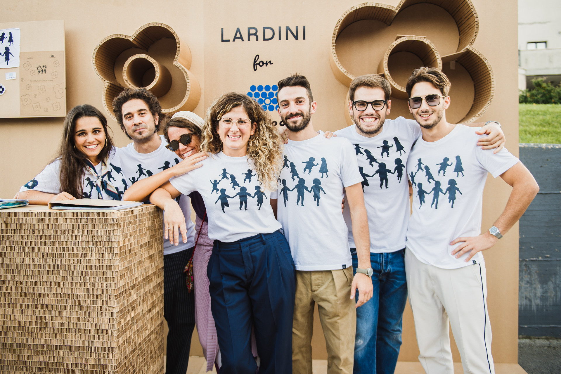 Foto di gruppo Lardini durante l'evento di presentazione delle t-shirt disegnate per la Lega del Filo d'Oro