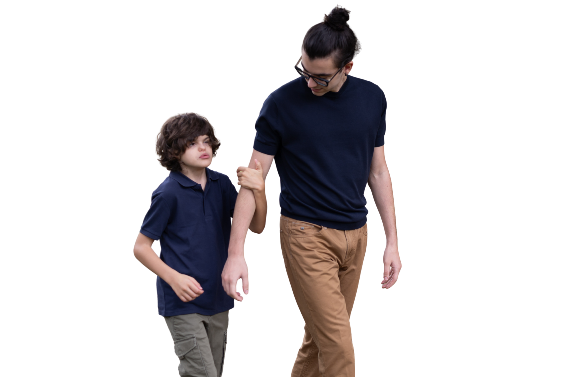 Agostino ed il fratello stanno camminando insieme. Agostino tiene il braccio destro del fratello, al quale è particolarmente legato