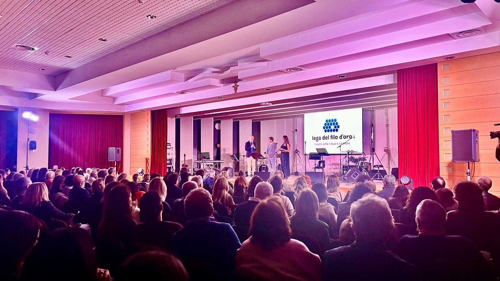 Foto della sala gremita che partecipa al concerto "Note d’Amore" a favore del Servizio Territoriale di Molfetta