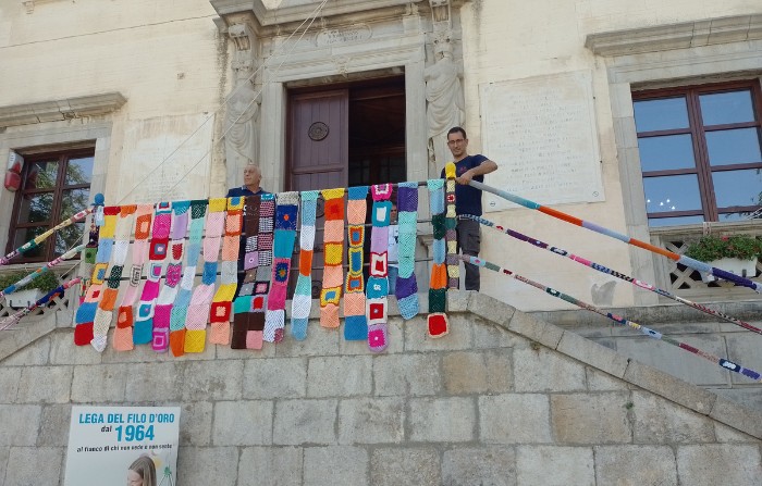 Tasselli colorati realizzati all'uncinetto per il progetto Yarn Bombing a Termini Imerese