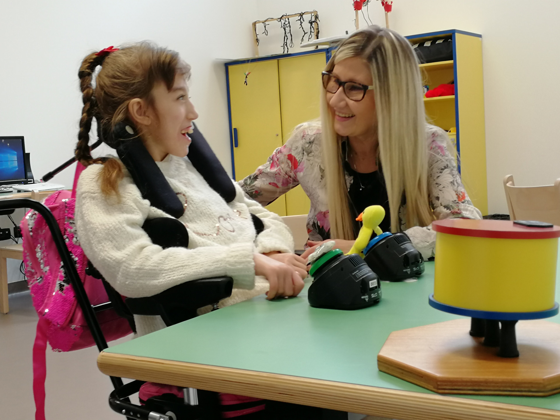 Simonetta, educatrice si diverte a giocare con Nicole in un momento di riabilitazione.