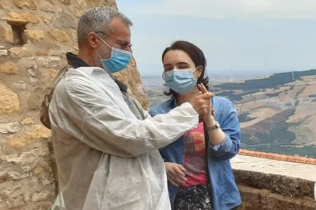 ragazza sordocieca con volontario comunicano in LIS tattile