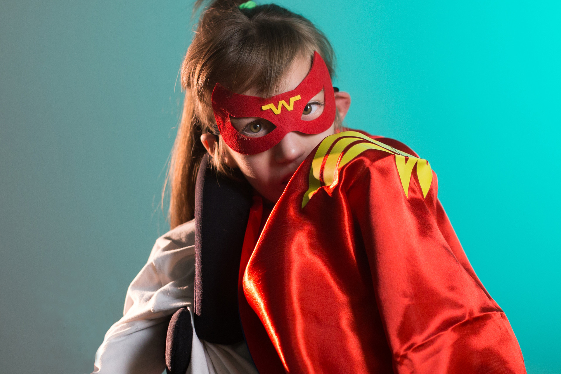 Immagine della campagna Eroi ogni giorno: la piccola Nicole, utente del Centro di Osimo, è mascherata da Wonred Woman