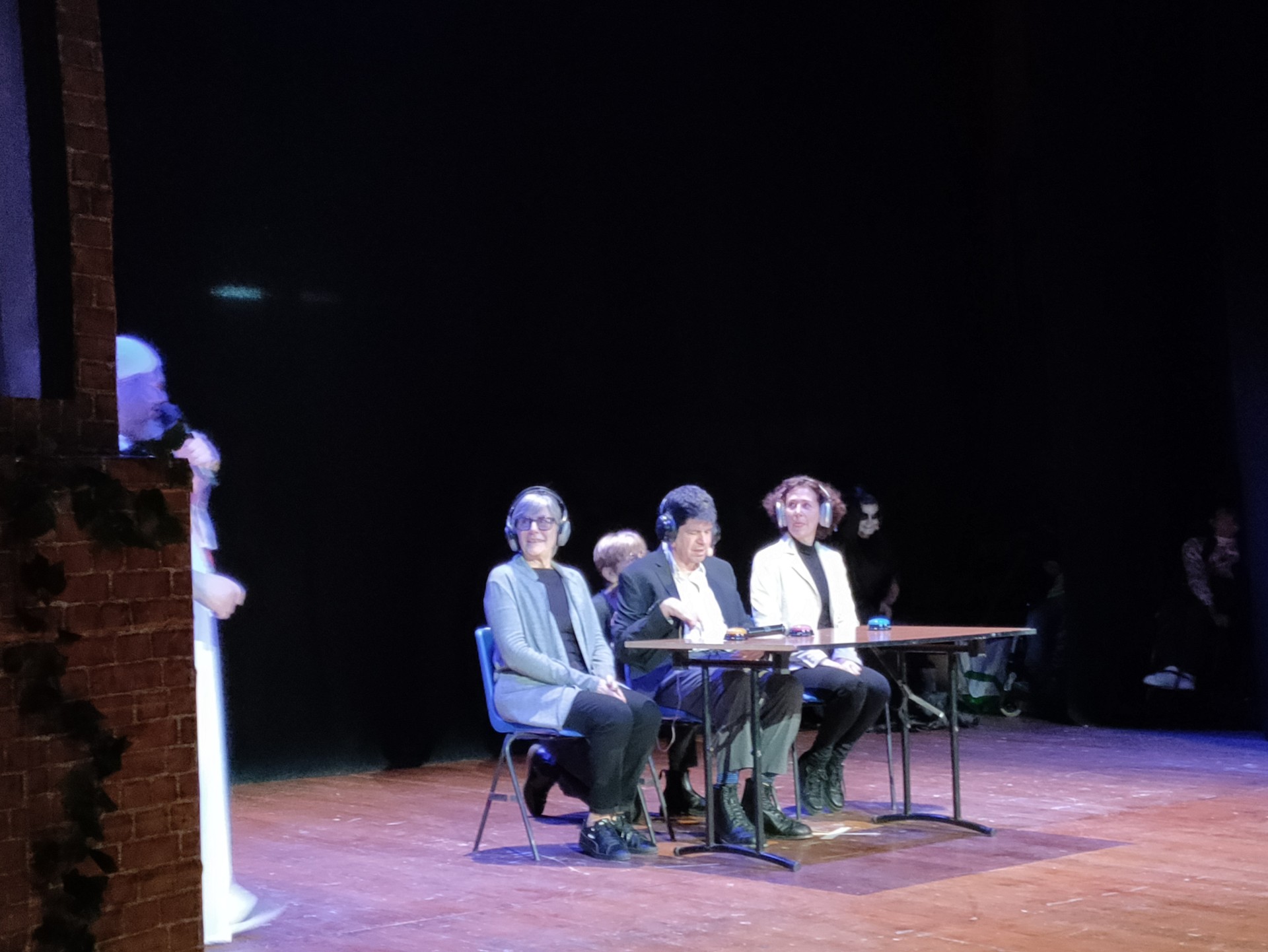 Anna durante lo spettacolo teatrale Il Condominio Sogni