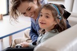 Letizia è seduta e viene presa affettuosamente per il braccio dalla mamma che la guarda