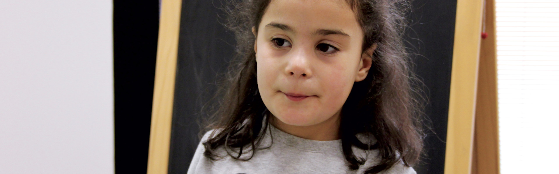 Angelica bambina utente del Centro di Osimo in un'aula del Centro Nazionale