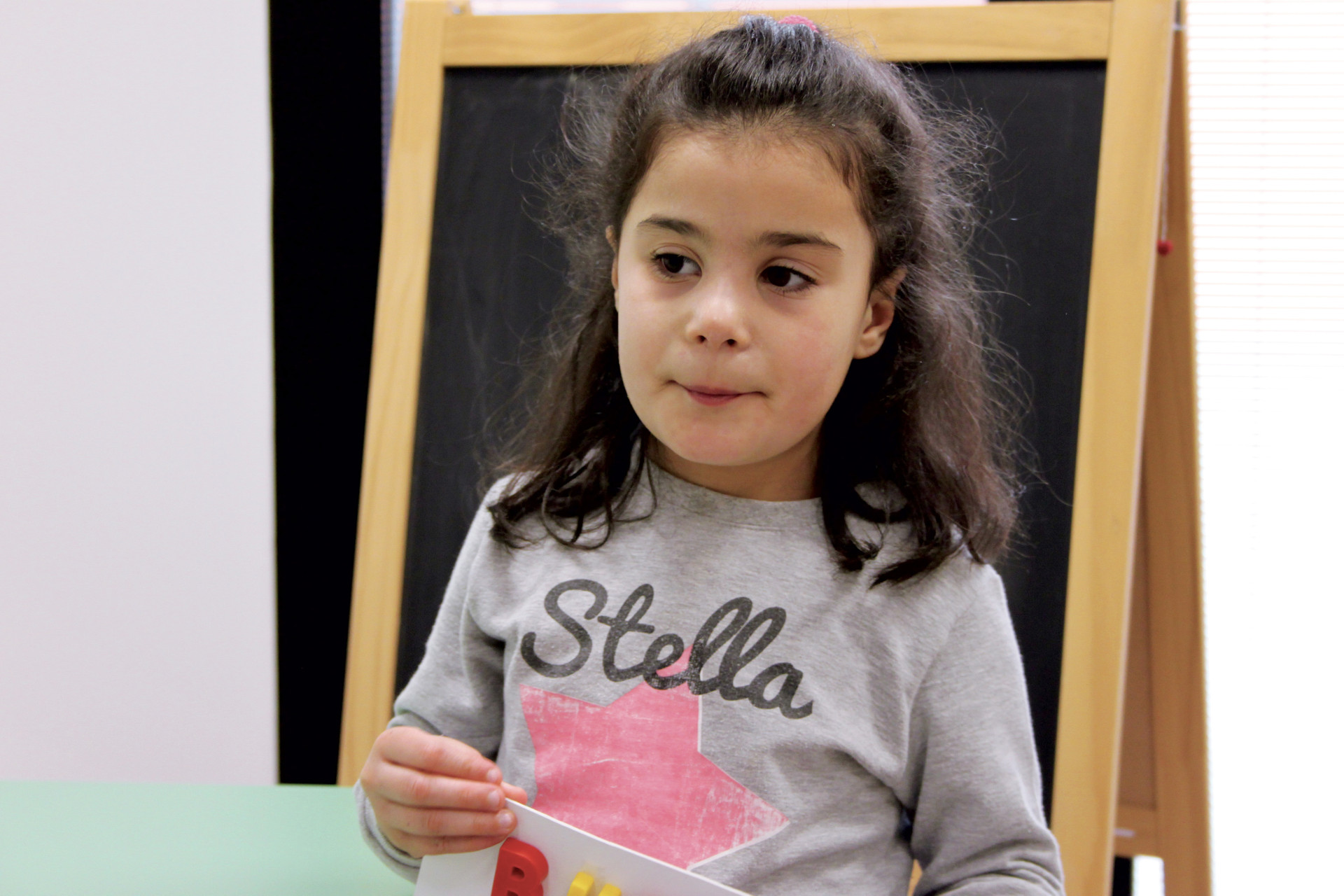 Angelica bambina utente del Centro di Osimo in un'aula del Centro Nazionale