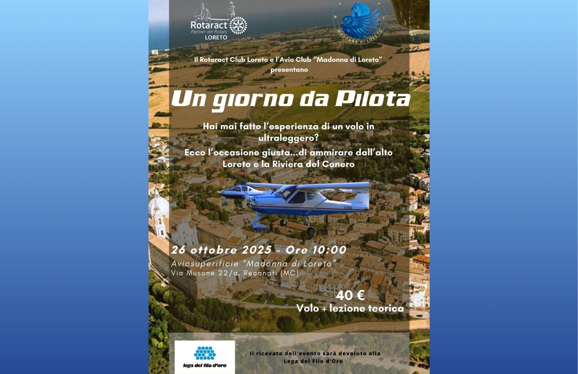 Immagine di un ultraleggero che sorvola la città di Loreto