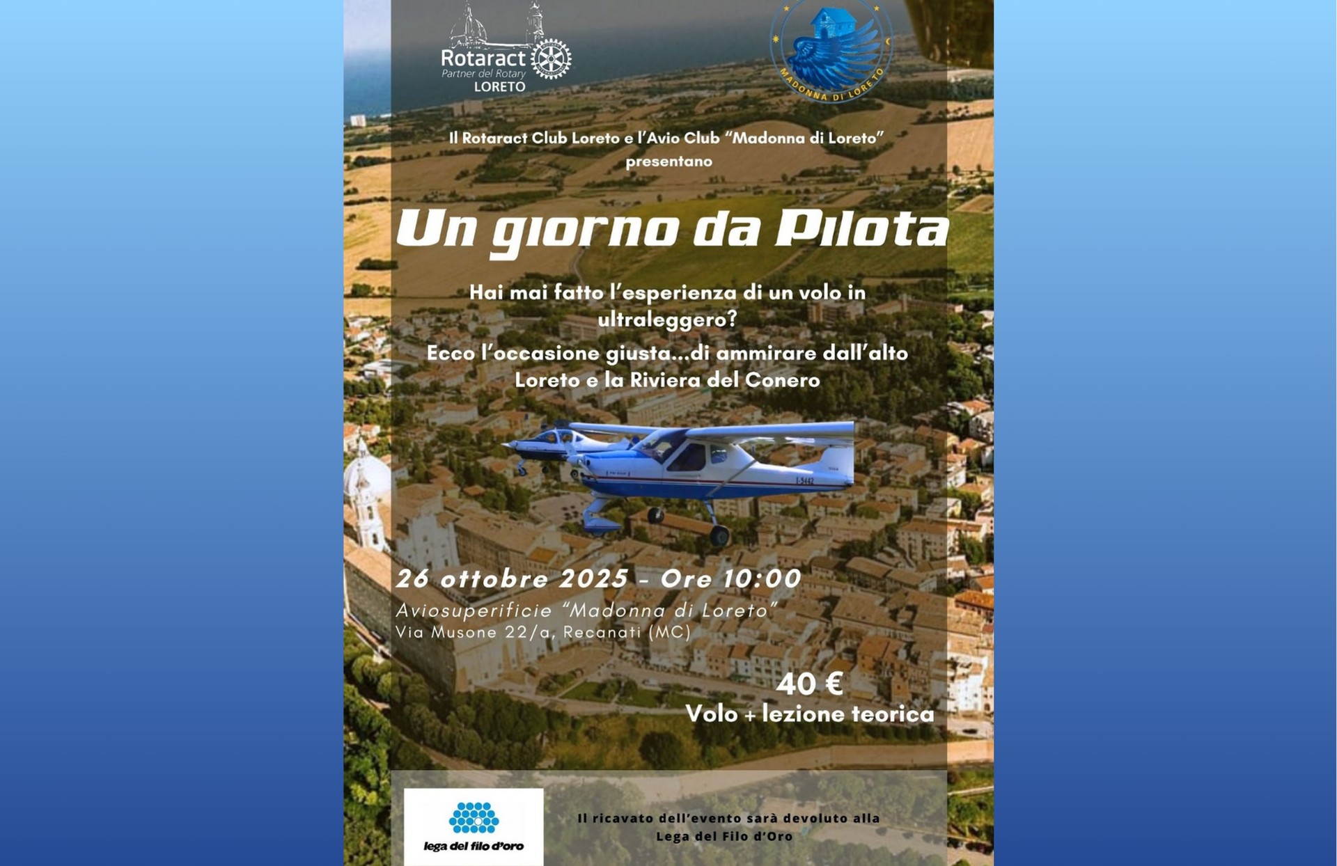 Immagine di un ultraleggero che sorvola la città di Loreto