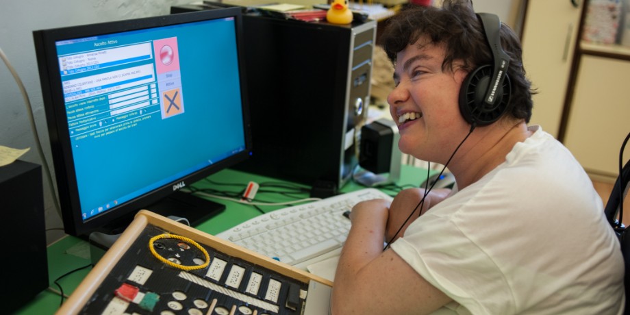 Paola, ospite residenziale del Centro Nazionale di Osimo, mentre fa attività al computer grazie alla sua tastiera personalizzata