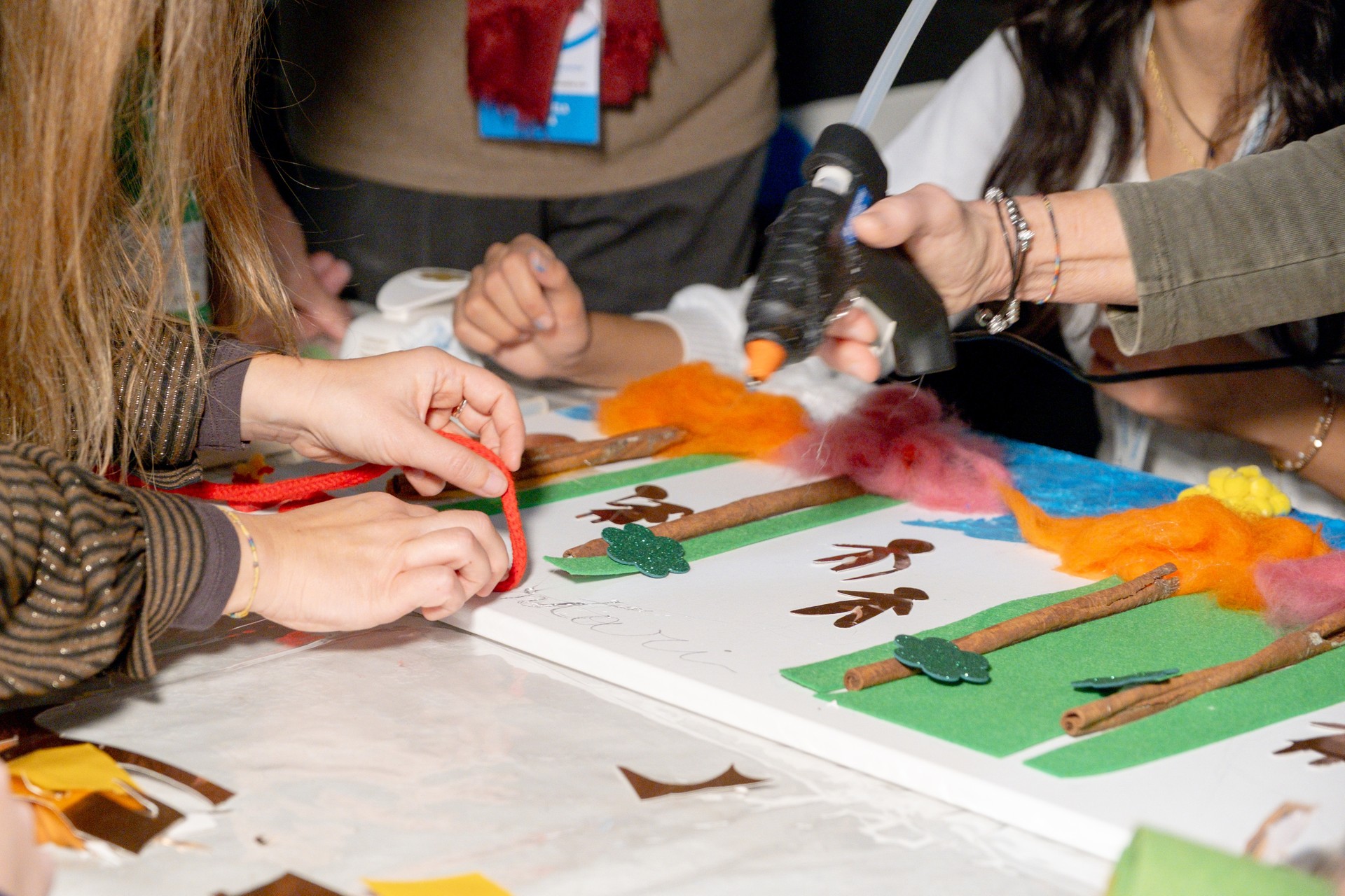 Dettaglio di un’opera tattile realizzata durante un laboratorio del Forum dei Volontari. Il quadro, composto da materiali diversi e texture differenti, prende forma grazie alle mani dei partecipanti impegnati nell’attività creativa e inclusiva.