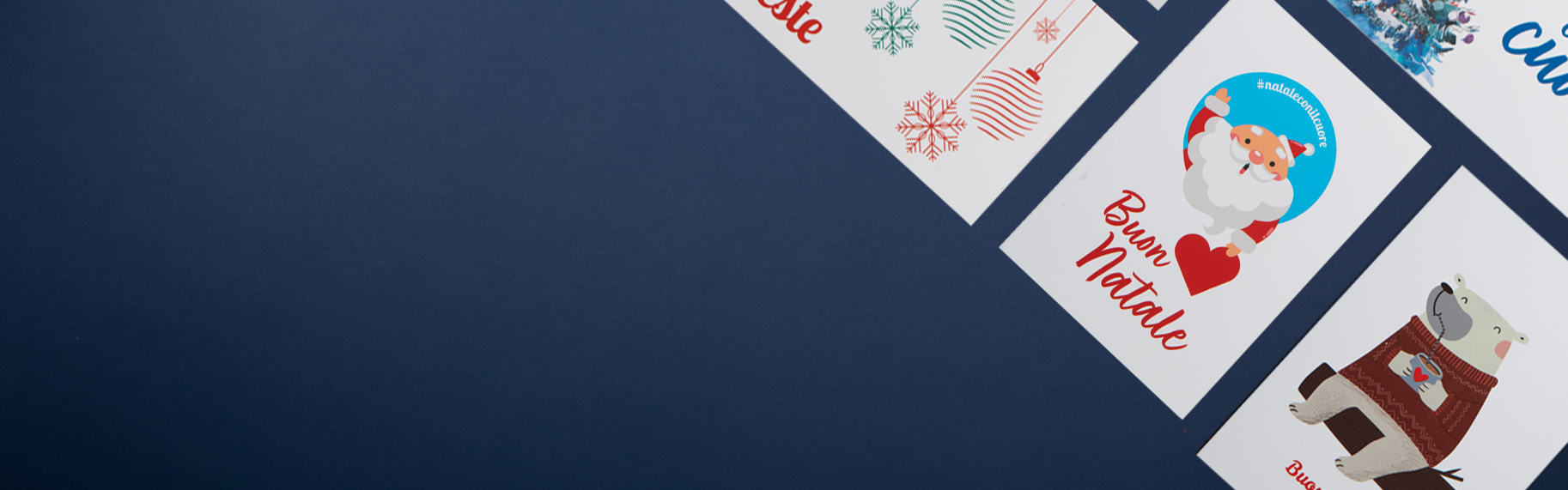 Composizione di biglietti di auguri su sfondo blu scuro, inclusi biglietti con il cuore e messaggi di Buone Feste e Buon Natale. Perfetti per esprimere i tuoi migliori auguri durante le festività.
