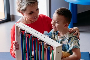 Edoardo insieme a Manola, una delle educatrici che lo segue nel suo percorso educativo-riabilitativo