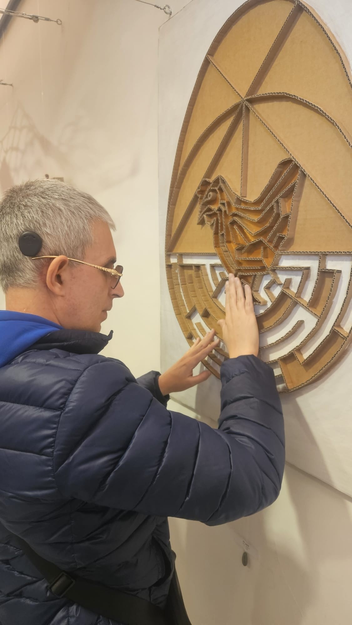 Un utente della nostra Sede Territoriale di Napoli visita e tocca con mano le opere della mostra "LogOut" di Giuseppe Piscopo