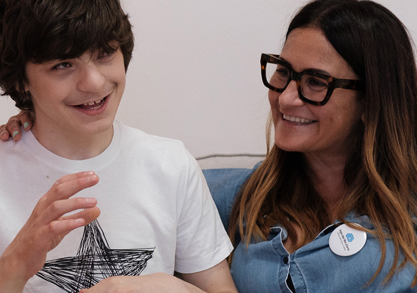 Nella foto Ivana, Assistente Sociale del Servizio Territoriale di Molfetta della Lega del Filo d'Oro, insieme a Francesco, ragazzo con disabilità seguito dalla Fondazione