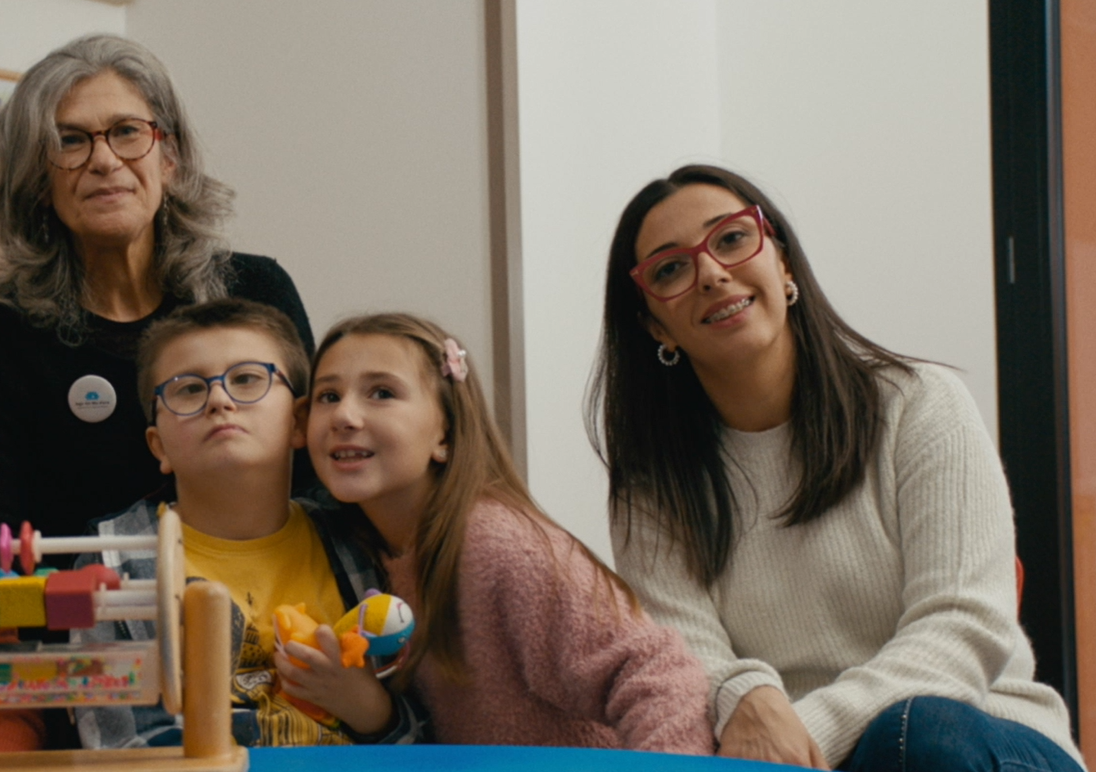 Foto della famiglia Salsetta: da sinistra papà Francesco e il fratellino Simone, in mezzo Luigi, utente seguito dalla Lega del Filo d'Oro, la sorellina Marta e mamma Vanessa. Dietro a lui c'è la sua educatrice.