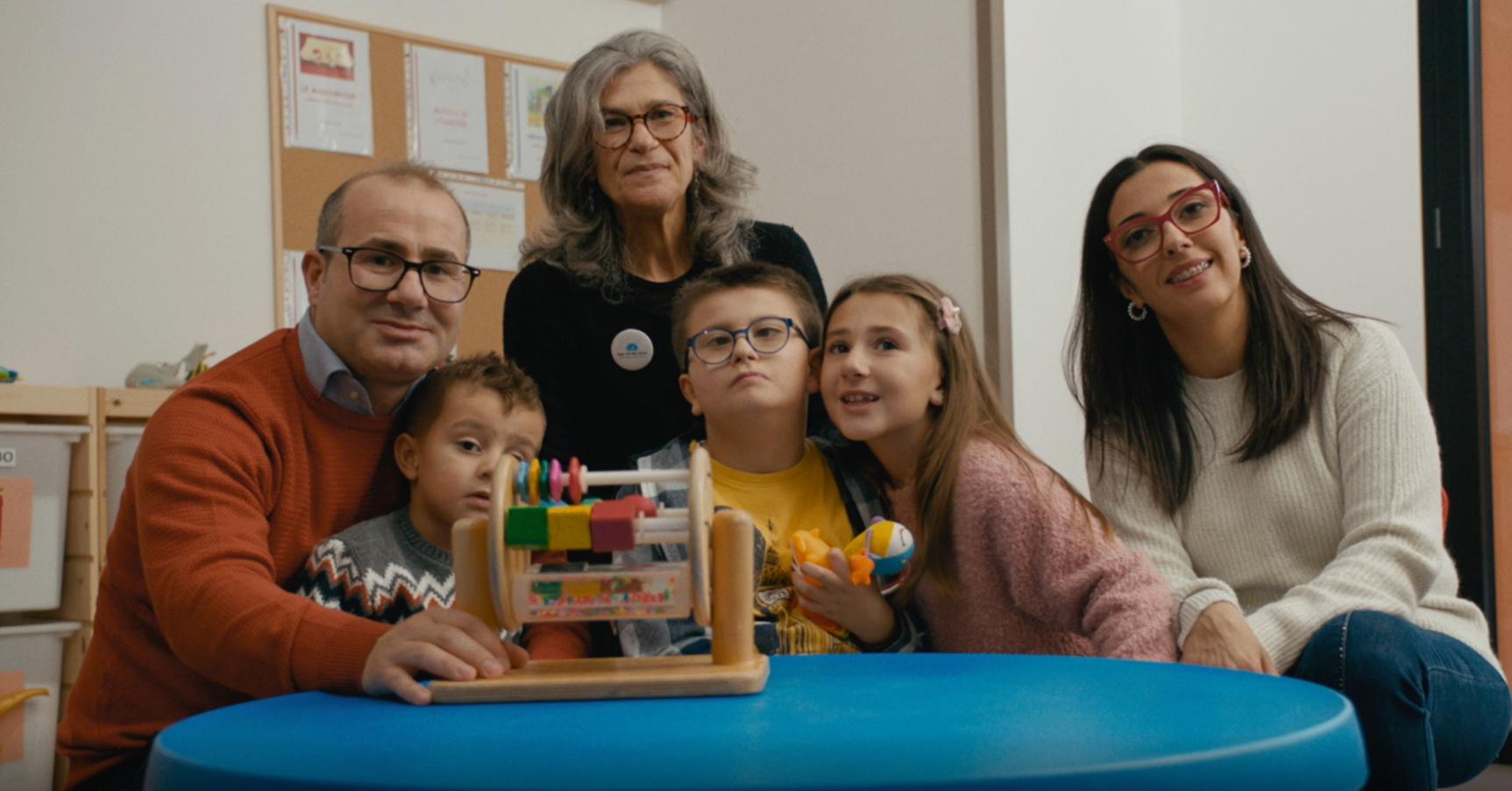 Foto della famiglia Salsetta: da sinistra papà Francesco e il fratellino Simone, in mezzo Luigi, utente seguito dalla Lega del Filo d'Oro, la sorellina Marta e mamma Vanessa. Dietro a lui c'è la sua educatrice.