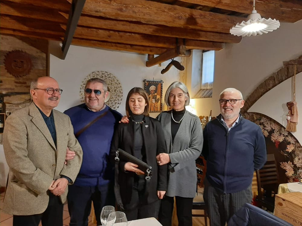 Foto della consegna del premio Braille della fondazione Lucia Guderzo. Nella foto compaiono 5 persone tra le quali il presidente della Lega del Filo d'Oro