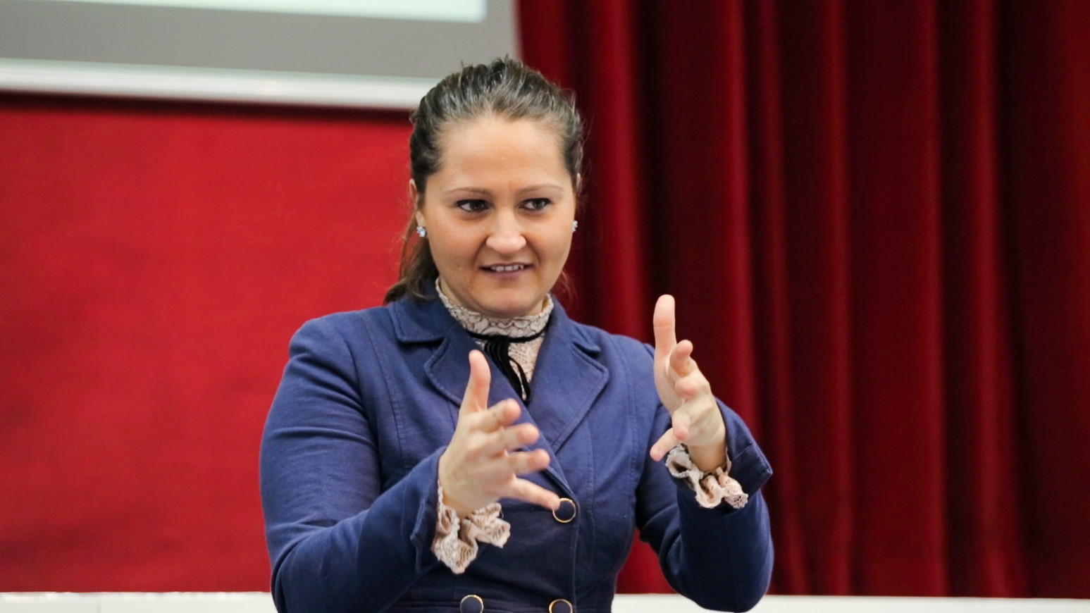 Samantha, ragazza con sindrome di Usher, discute la sua tesi di laurea in Lis